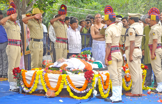 U R Anantha Murthy final rite 4