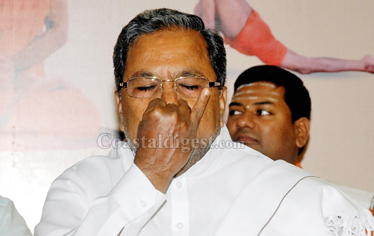 siddaramaiyah does yoga 1