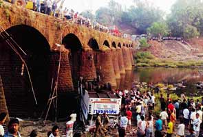 37_dead_as_bus_falls_off_bridge