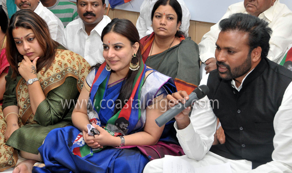 Actress_Pooja_Gandhi_join_1