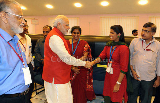 Modi at ISRO 24 1