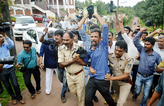 Moily Prgm protest 1