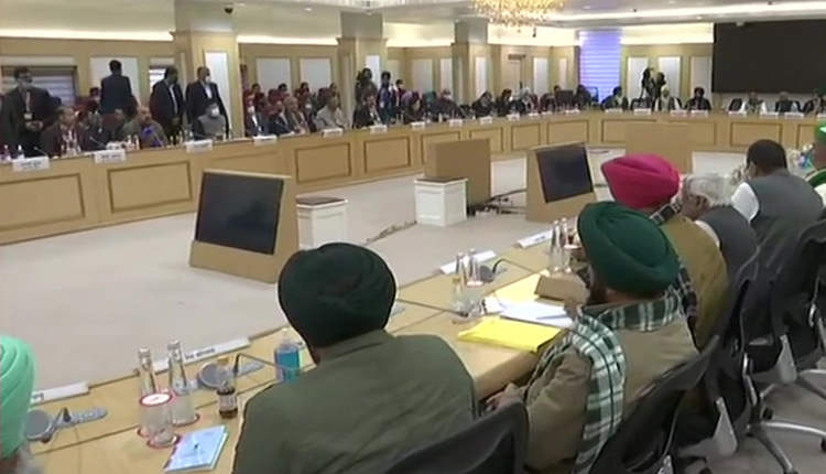 Farmer-Talks-With-Centre.jpg Farmer-Talks-With-Centre.jpg