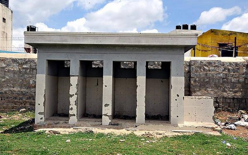 HOOLTOILET.jpg HOOLTOILET.jpg